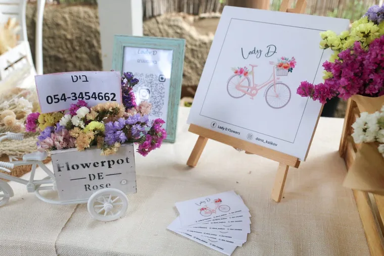 פינת מיתוג ודוכן פרחים צבעוני של Lady D Flowers