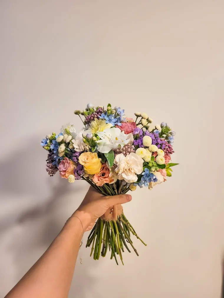 זר כלה עגול בפרחים פסטליים ורכים